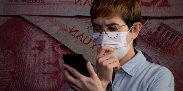 Hombre preocupado usando su teléfono con billetes de yuan de fondo. Composición por CriptoNoticias. @kstudio / Freepik.com ; amenic181 / elements.envato.com.