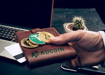 Hombre sosteniendo monedas de Bitcoin, tether y Ethereum sobre billetera con logo de Kucoin. Composición por CriptoNoticias. Tether / bitcoinwiki.org ; Kucoin.com ; @master1305 / Freepik.com.