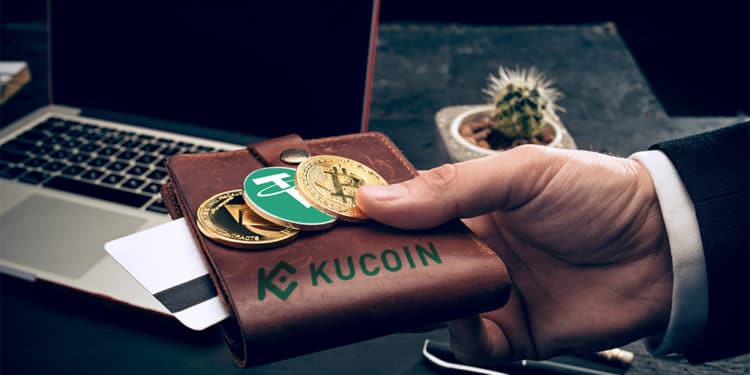 Hombre sosteniendo monedas de Bitcoin, tether y Ethereum sobre billetera con logo de Kucoin. Composición por CriptoNoticias. Tether / bitcoinwiki.org ; Kucoin.com ; @master1305 / Freepik.com.