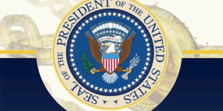 Cuadro con emblema de la oficina presidencial de los Estados Unidos con blockchain de fondo. Composición por CriptoNoticias. White House / whitehouse.gov ; iLexx / elements.envato.com.