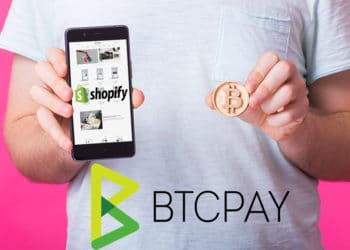 Hombre mostrando tienda online en teléfono y sosteniendo moneda de Bitcoin con logos de Shopify y BTCPay. Composición por CriptoNoticias. Shopify / wikipedia.org ; Shopify / shopify.com ; BTC Pay / btcpayserver.org ; Satura_ /  elements.envato.com