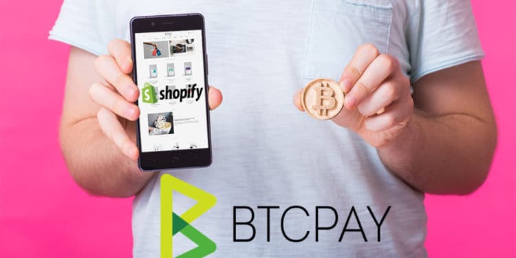 Hombre mostrando tienda online en teléfono y sosteniendo moneda de Bitcoin con logos de Shopify y BTCPay. Composición por CriptoNoticias. Shopify / wikipedia.org ; Shopify / shopify.com ; BTC Pay / btcpayserver.org ; Satura_ /  elements.envato.com