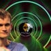 Vitalik Buterin frente a imagen de moneda de Ethereum en túnel de neón. Composición por CriptoNoticias. Liquid / liquid.com ; WorldSpectrum / Pixabay.com ; markusgann / elements.envato.com.