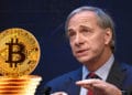 El inversionista multimillonario Ray Dalio junto a un lote de monedas de bitcoin.