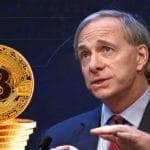 El inversionista multimillonario Ray Dalio junto a un lote de monedas de bitcoin.