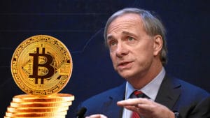 El inversionista multimillonario Ray Dalio junto a un lote de monedas de bitcoin.