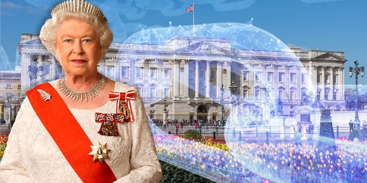 Reina Isabel II frente a Palacio de Buckingham con blockchain superpuesta. Composición por CriptoNoticias. Julian Calder / wikipedia.org; Diliff / wikipedia.org; iLexx / elements.envato.com