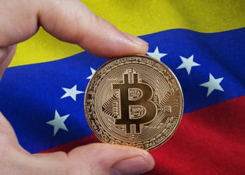 Hombre sosteniendo moneda de bitcoin frente a bandera de Venezuela. Composición por CriptoNoticias. erika8213 / elements.envato.com; wirestock / Freepik.com