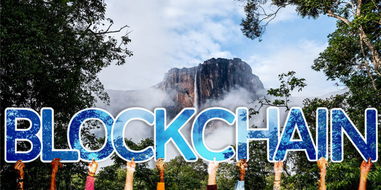 Manos sosteniendo letreto de blockchain con el Salto Angel de fondo. Composición por CriptoNoticias. rawpixel / Freepik.com; twenty20photos / elements.envato.com