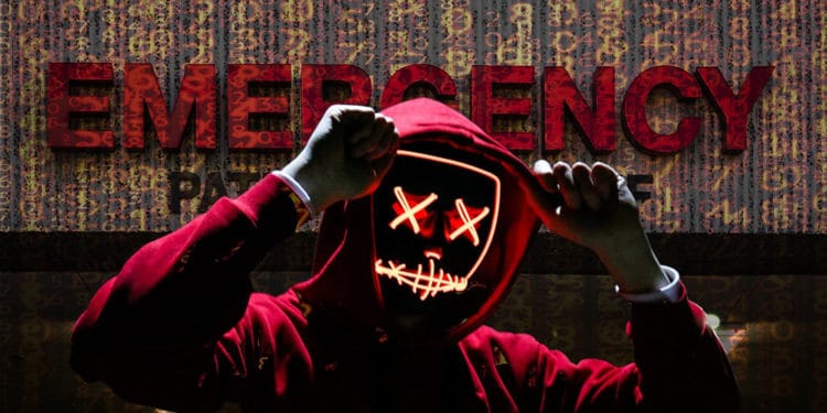 Hacker y código frente a edificio de emergencias. Composición por CriptoNoticias. Matryx / Pixabay.com; mrdoomits / elements.envato.com