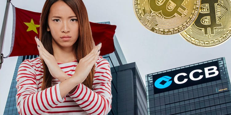 Mujer cruzando sus brazos frente a imagen del CCB con monedas de bitcoin. Composición por CriptoNoticias. @drobotdean / Freepik.com; fxssi / fxssi.com; jirkaejc / elements.envato.com