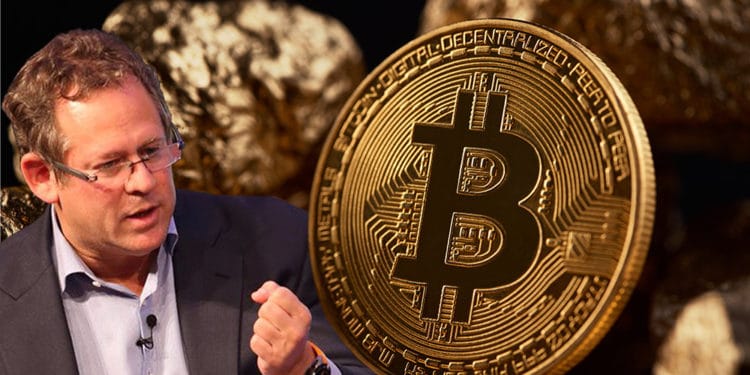 Rick Rieder junto a moneda de Bitcoin con piedras de oro en el fondo. Composición por CriptoNoticias. Rick Rieder / Twitter.com; serhiibobyk / elements.envato.com.