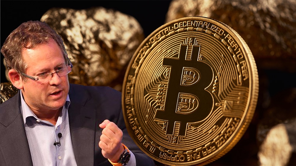 Rick Rieder junto a moneda de Bitcoin con piedras de oro en el fondo. Composición por CriptoNoticias. Rick Rieder / Twitter.com; serhiibobyk / elements.envato.com.