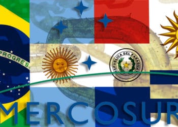 Banderas de miembros del Mercosur con blockchain superpuesta y logo de Mercosur. Composición por CriptoNoticias. iLexx / elements.envato.com; Anomie / wikipedia.org; Fvasconcellos / wikimedia.org; manuelbelgrano / wikipedia.org; Paraguay / wikipedia.org; Vexilla Mundi: Uruguay / wikimedia.org