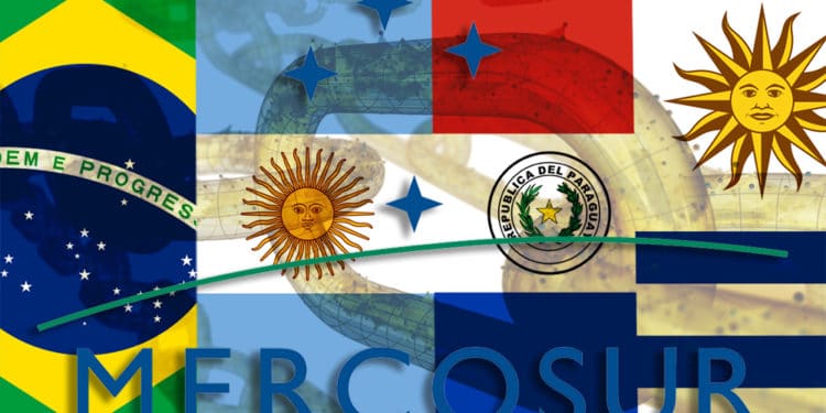 Banderas de miembros del Mercosur con blockchain superpuesta y logo de Mercosur. Composición por CriptoNoticias. iLexx / elements.envato.com; Anomie / wikipedia.org; Fvasconcellos / wikimedia.org; manuelbelgrano / wikipedia.org; Paraguay / wikipedia.org; Vexilla Mundi: Uruguay / wikimedia.org