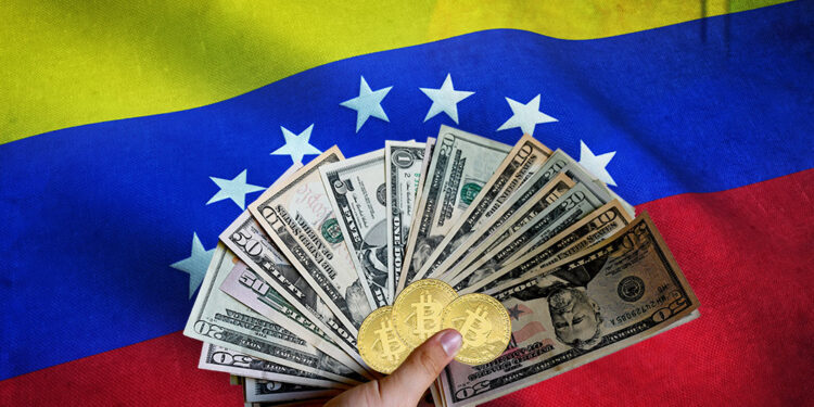 Mano sosteniendo billetes de dólares y monedas de Bitcoin con bandera de Venezuela en el fondo. Composición por CriptoNoticias. jirkaejc / elements.envato.com; twenty20photos / elements.envato.com; Wirestock / Freepik.com
