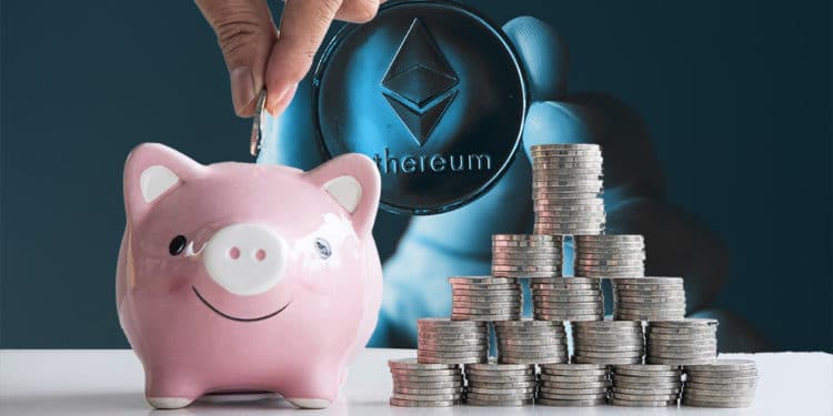 Hombre depositando monedas en alcancía son mano sosteniendo moneda de ethereum en el fondo. Composición por CriptoNoticias. stevanovicigor / elements.envato.com; twenty20photos / elements.envato.com.
