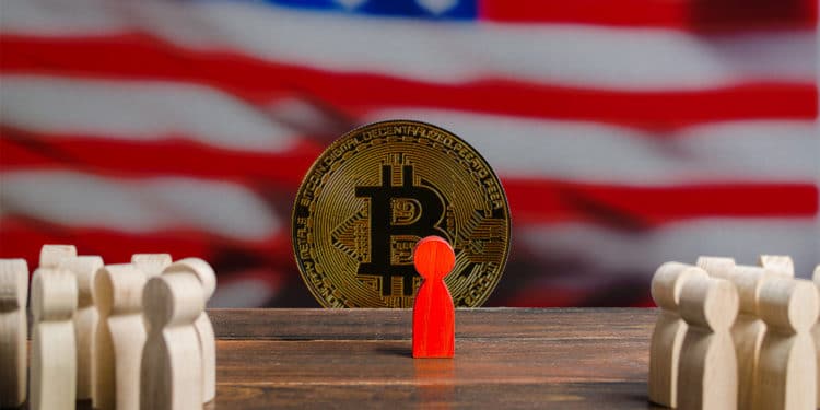 Figura de usuario discriminado con moneda de bitcoin frente a bandera de Estados Unidos de fondo. Composición por CriptoNoticias, jirkaejc / elements.envato.com; twenty20photos / elements.envato.com