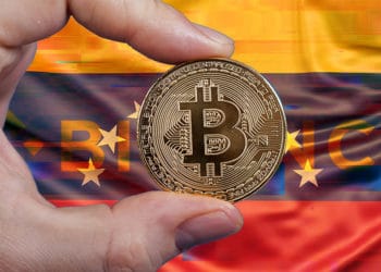 Hombre sostieniendo moneda de Bitcoin con bandera de Venezuela de fondo con logo de Bitcoin en error. Composición por CriptoNoticias.   Freepik.com; @GarryKillian / Freepik.com; erika8213 / elements.envato.com.