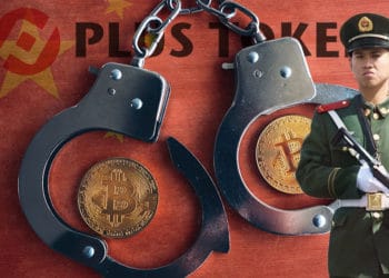 Monedas de Bitcoin dentro de esposas junto a policía con bandera de China y logo de Plus Token superpuestos. Composición por CriptoNoticias. Plus Token / plus-token.ca; @stockvault / Freepik.com; stevanovicigor / elements.envato.com; glaborde7 / Pixabay.com