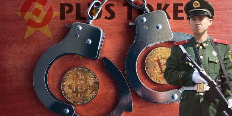 Monedas de Bitcoin dentro de esposas junto a policía con bandera de China y logo de Plus Token superpuestos. Composición por CriptoNoticias. Plus Token / plus-token.ca; @stockvault / Freepik.com; stevanovicigor / elements.envato.com; glaborde7 / Pixabay.com