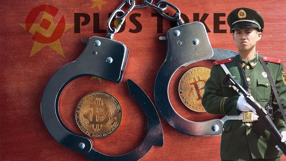 Monedas de Bitcoin dentro de esposas junto a policía con bandera de China y logo de Plus Token superpuestos. Composición por CriptoNoticias. Plus Token / plus-token.ca; @stockvault / Freepik.com; stevanovicigor / elements.envato.com; glaborde7 / Pixabay.com