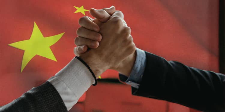 Hombres sosteniendo sus manos con bandera de China de fondo. Composición por CriptoNoticias. arthurhidden
 / elements.envato.com; wirestock / Freepik.com