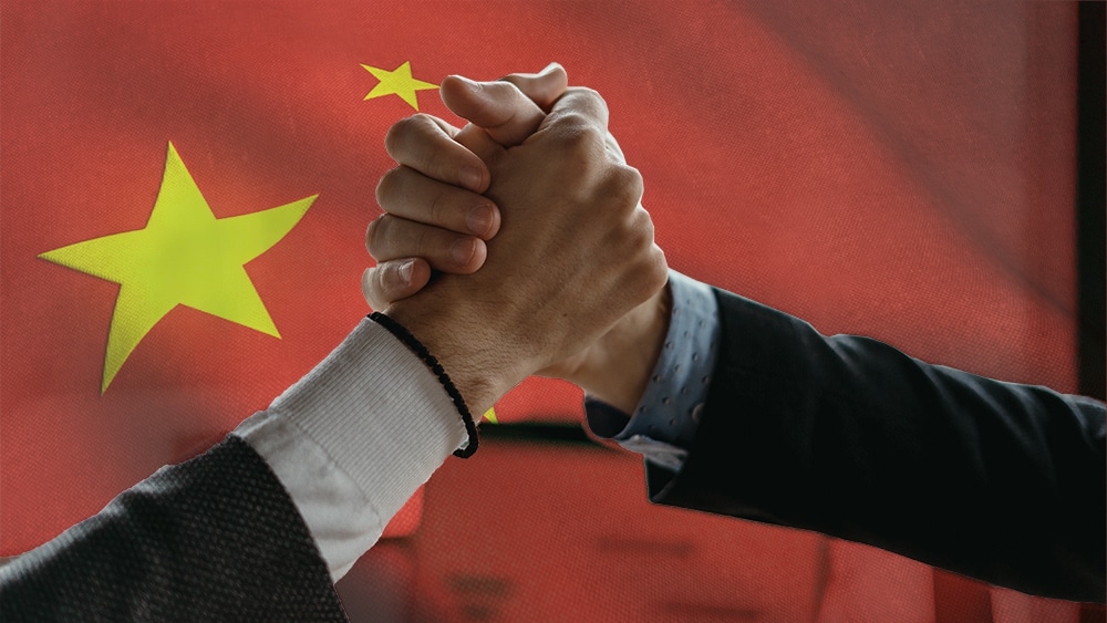 Hombres sosteniendo sus manos con bandera de China de fondo. Composición por CriptoNoticias. arthurhidden
 / elements.envato.com; wirestock / Freepik.com