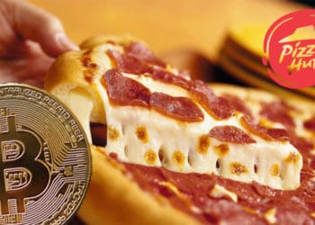 Moneda de Bitcoin frente a pizza con logo de Pizza Hut. Composición por CriptoNoticias. Pizza Hut / wikipedia.org; Pizza Hut Vzla / Facebook.com; macondoso / elements.envato.com.