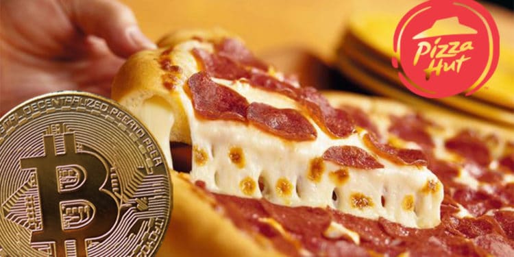 Moneda de Bitcoin frente a pizza con logo de Pizza Hut. Composición por CriptoNoticias. Pizza Hut / wikipedia.org; Pizza Hut Vzla / Facebook.com; macondoso / elements.envato.com.