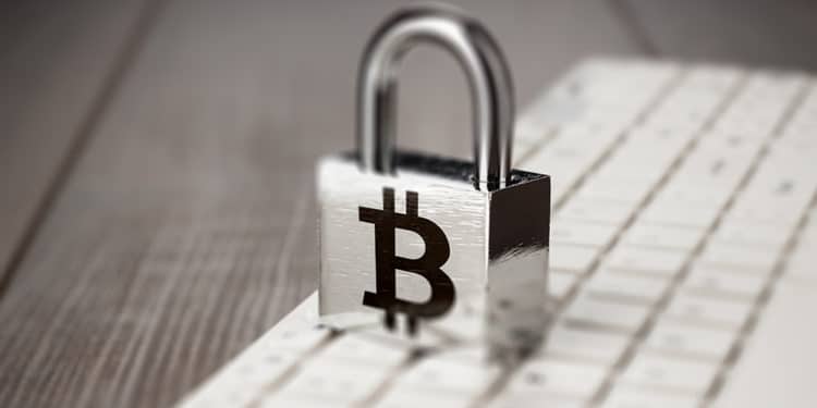 Candado con simbolo de bitcoin sobre teclado. Fuente: garloon / elements.envato.com