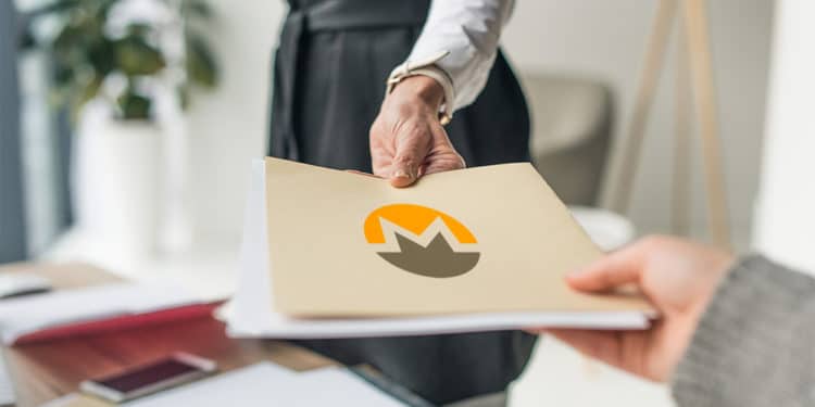 Mujer entregando carpeta con documentos con logo de Monero. Composición por CriptoNoticias. LightFieldStudios / elements.envato.com; Monero /  getmonero.org.