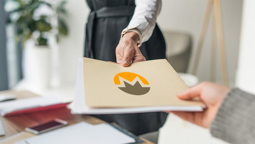 Mujer entregando carpeta con documentos con logo de Monero. Composición por CriptoNoticias. LightFieldStudios / elements.envato.com; Monero /  getmonero.org.