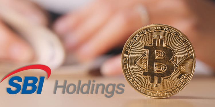 Logo de SBI Holdings junto a moneda de Bitcoin con persona contando dinero en el fondo. Composición por CriptoNoticias. SBI Holdings / wikipedia.org; leungchopan / elements.envato.com