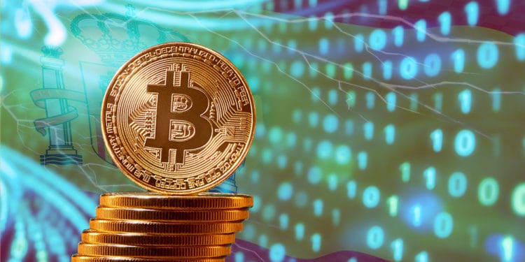 Moneda de Bitcoin sobre pila frente a tunel digital con bandera de españa y relámpagos superpuestos. Composición por CriptoNoticias. twenty20photos / elements.envato.com; @vectorpouch / Freepik.com; serhiibobyk / elements.envato.com