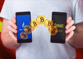 Hombre sostiene teléfonos con imágenes de Huobi y Binance y monedas de Bitcoin con bandera de China en el fondo. Composición por CriptoNoticias. @iuriimotov / Freepik.com; Binance / binance.com; Huobi Global / Facebook.com; Satura_ / elements.envato.com; wirestock / Freepik.com.
