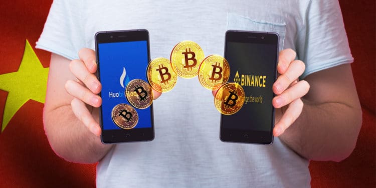 Hombre sostiene teléfonos con imágenes de Huobi y Binance y monedas de Bitcoin con bandera de China en el fondo. Composición por CriptoNoticias. @iuriimotov / Freepik.com; Binance / binance.com; Huobi Global / Facebook.com; Satura_ / elements.envato.com; wirestock / Freepik.com.