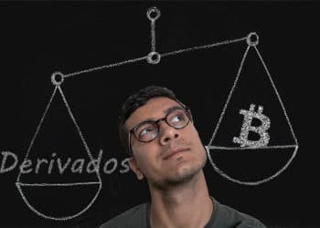 Hombre frente a balanza con derivados y logo de Bitcoin dibujados. Composición por CriptoNoticias. WikimediaImages / Pixabay.com; Prostock-studio / elements.envato.com; twenty20photos / elements.envato.com