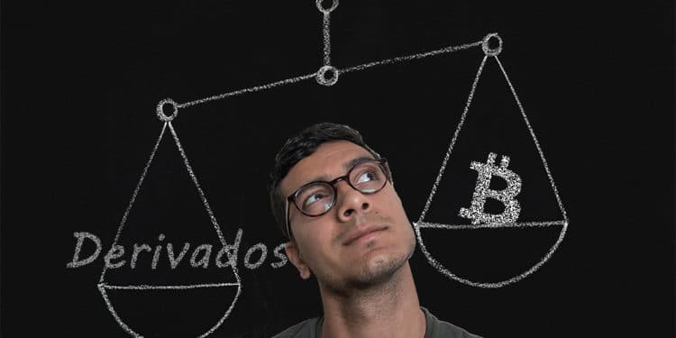 Hombre frente a balanza con derivados y logo de Bitcoin dibujados. Composición por CriptoNoticias. WikimediaImages / Pixabay.com; Prostock-studio / elements.envato.com; twenty20photos / elements.envato.com