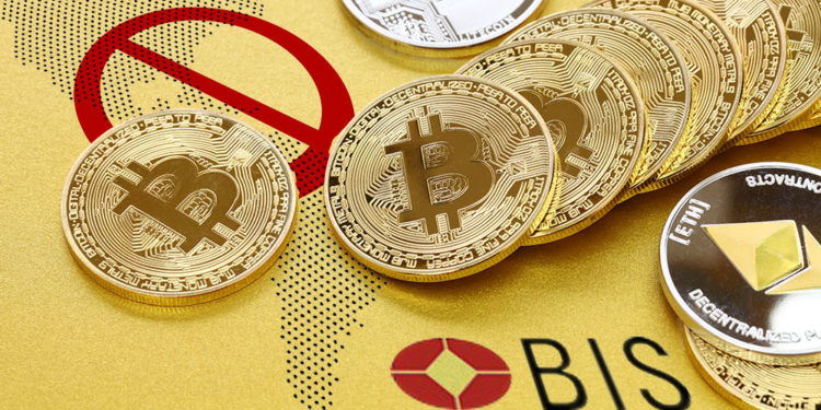 Criptomonedas sobre mapa de Latinoamérica con signo de prohibición de fondo y logo del BIS. Composición por CriptoNoticias. BIS / bis.org; @evening_tao / freepik.com; OpenClipart-Vectors / pixabay.com; motghnit / elements.envato.com.