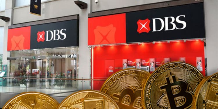 Monedas de Bitcoin frente a oficinas del DBS. Composición por CriptoNoticias. kjekol / elements.envato.com; Telangana Today / telanganatoday.com