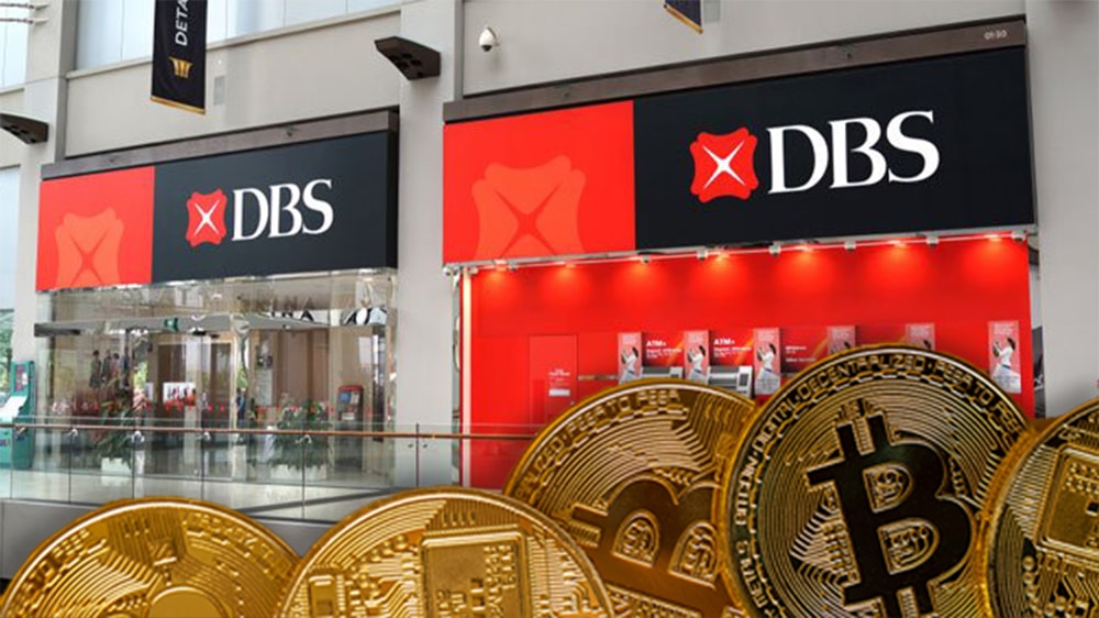 Monedas de Bitcoin frente a oficinas del DBS. Composición por CriptoNoticias. kjekol / elements.envato.com; Telangana Today / telanganatoday.com