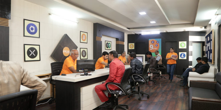 Sede de Unicas Jaipur en India con clientes en sus oficinas. Fuente: Cashaa.