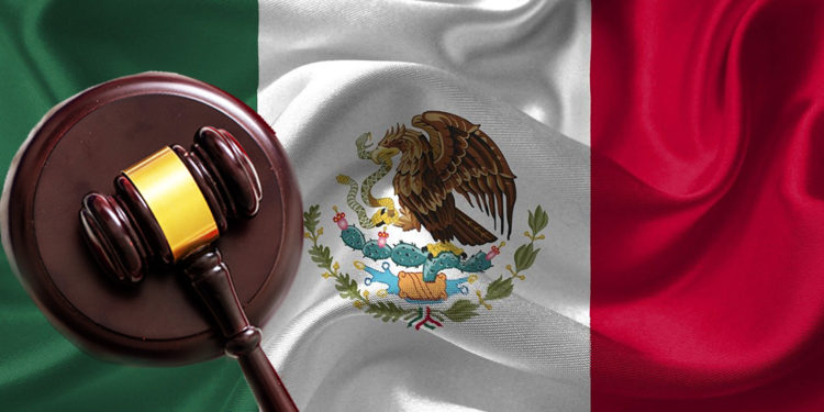 Bandera de México con martillo de juez, indicando decisiones legales.