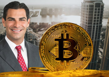 Moneda de Bitcoin frente al alcalde de Miami, Francis Suarez con la ciudad en el fodno. Composición por CriptoNoticias. kjekol / elements.envato.com; Estylo / estylomagazine.com; twenty20photos / elements.envato.com.