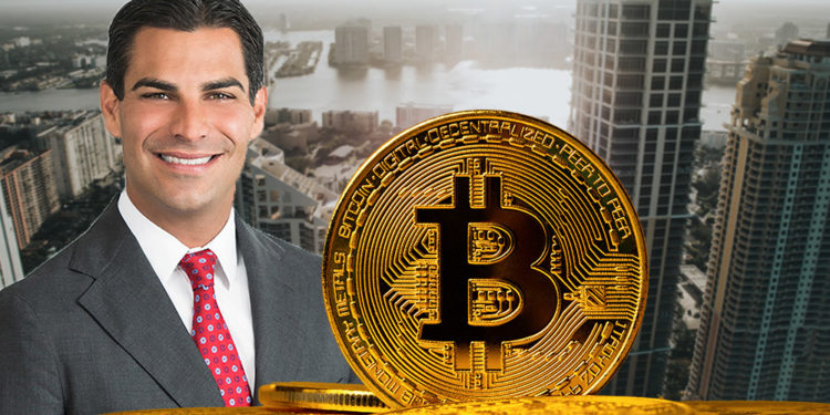 Moneda de Bitcoin frente al alcalde de Miami, Francis Suarez con la ciudad en el fodno. Composición por CriptoNoticias. kjekol / elements.envato.com; Estylo / estylomagazine.com; twenty20photos / elements.envato.com.