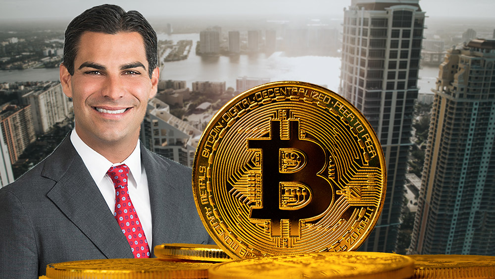 Moneda de Bitcoin frente al alcalde de Miami, Francis Suarez con la ciudad en el fodno. Composición por CriptoNoticias. kjekol / elements.envato.com; Estylo / estylomagazine.com; twenty20photos / elements.envato.com.