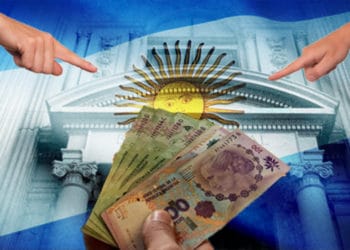 Manos señalan hombre sosteniendo billetes de pesos argentinos con bandera de Argentina y banco central en el fondo. Composición por CriptoNoticias. Minuto Mercedes  Tumisu / Pixabay.com; wirestock / Freepik.com; Banco Central de la República Argentina / Facebook.com