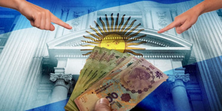 Manos señalan hombre sosteniendo billetes de pesos argentinos con bandera de Argentina y banco central en el fondo. Composición por CriptoNoticias. Minuto Mercedes  Tumisu / Pixabay.com; wirestock / Freepik.com; Banco Central de la República Argentina / Facebook.com