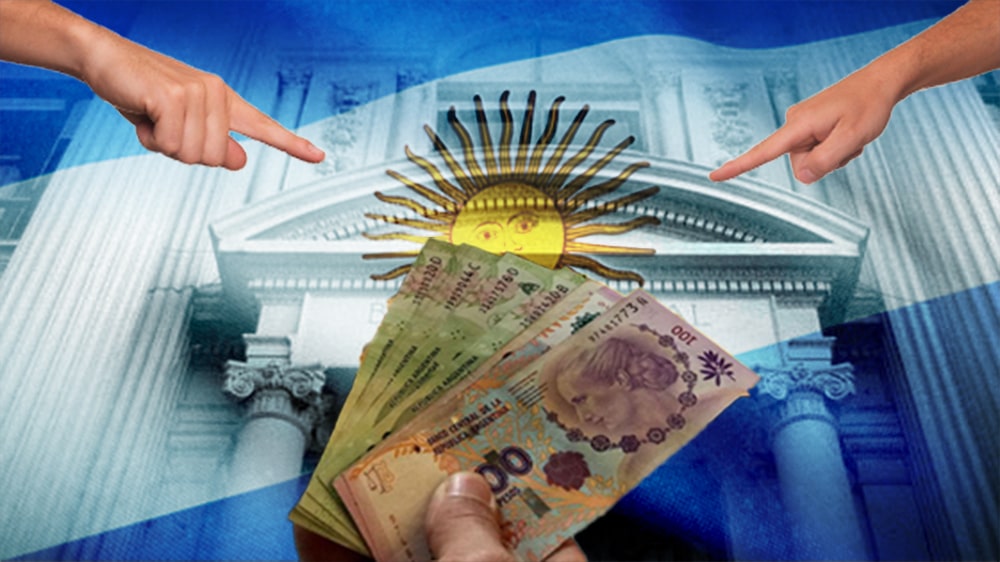 Manos señalan hombre sosteniendo billetes de pesos argentinos con bandera de Argentina y banco central en el fondo. Composición por CriptoNoticias. Minuto Mercedes / minutomercedes.com; Tumisu / Pixabay.com; wirestock / Freepik.com; Banco Central de la República Argentina / Facebook.com